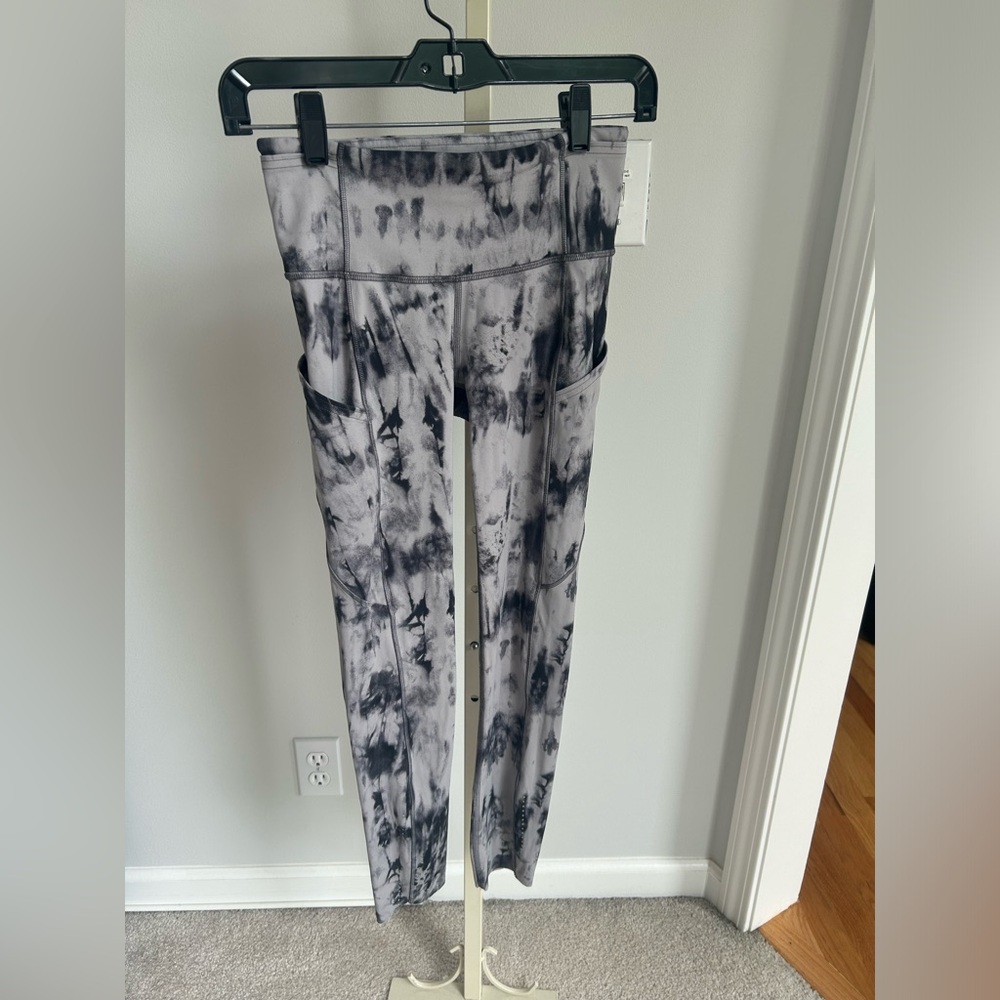 Lululemon size 6 gray and black tie dye long leggings.
